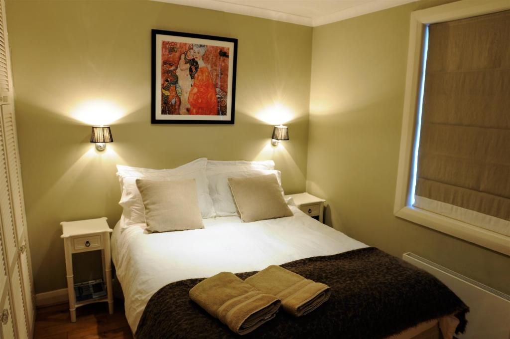 Chic apartment in Kensington Olympia room 1