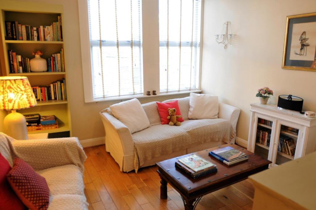 Chic apartment in Kensington Olympia room 2