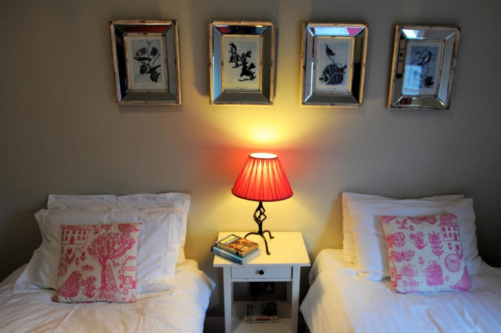 Chic apartment in Kensington Olympia room 6